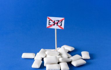 Вчені з'ясували, яка саме харчова добавка у хлібі, жуйці та майонезі призводить до онкології.
