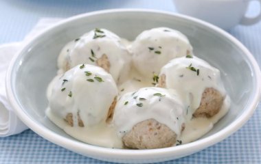 Паровые тефтели из индейки с сыром под сливочным соусом из прованских трав