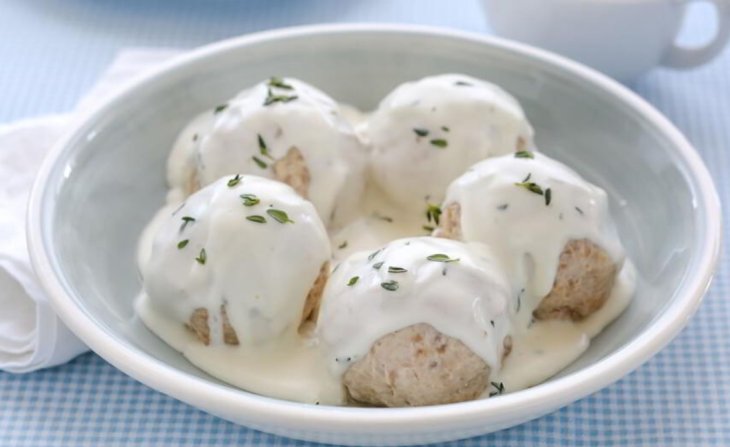 Паровые тефтели из индейки с сыром под сливочным соусом из прованских трав