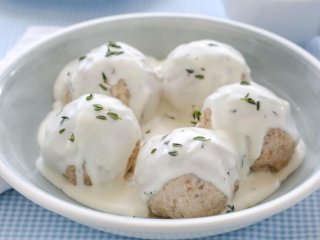 Паровые тефтели из индейки с сыром под сливочным соусом из прованских трав