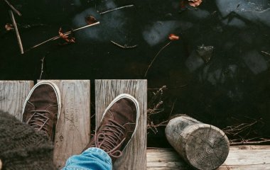 Білі сліди солі на взутті зникнуть за 1 хвилину без хімії: половинка овоча — і замшеві чоботи сяють як нові