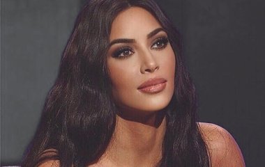 Ким Кардашьян и Кьяра Ферраньи носят одинаковые костюмы