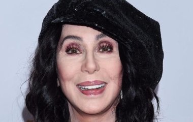 Как ягодка: 72-летняя Шер удивила модным аутфитом 