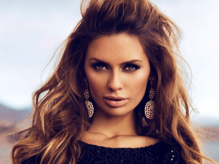 Виктория Боня позировала в черном мини с открытыми плечами