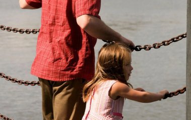 Батьківський вплив на долю доньки: як дитячий досвід формує доросле життя жінки