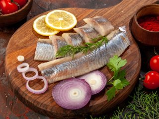 Чому солоний оселедець значно корисніший за інші види риби: відповідь експертів