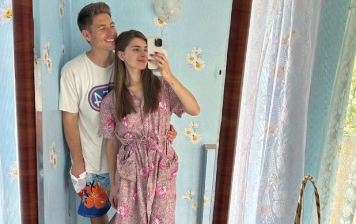 Владимир Остапчук показал, как с молодой женой копал картошку на огороде его родителей