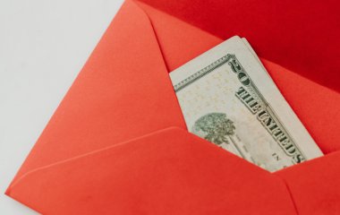 Яку суму грошей можна дарувати на день народження 2025 року, щоб іменинник не образився