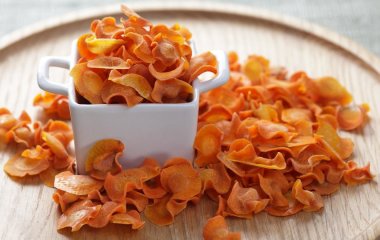 Морковные чипсы с пикантным соусом: полезная закуска, которая 