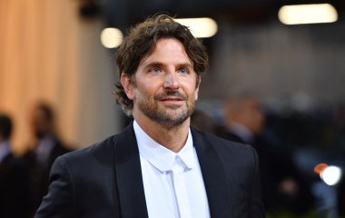 Брэдли Купер поцеловался в губы с мужем