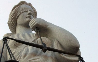 Перший штраф за “пропаганду чайлдфрі”: жінку у Севастополі покарали за пости в соцмережі (фото)