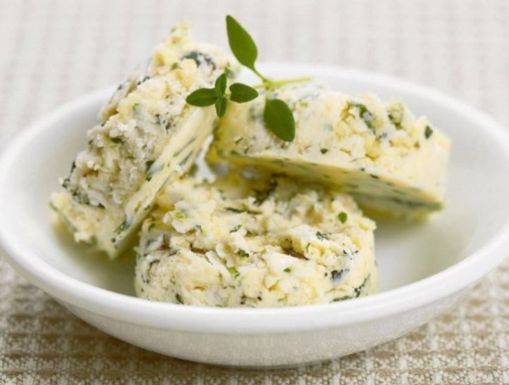 Фантастическое дополнение к любой закуске: ароматное чесночное масло