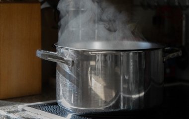 Використовують майже всі: в яких каструлях не варто готувати їжу