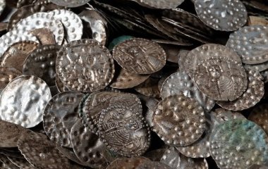 Знахідка на мільйон: жінка під час прогулянки виявила середньовічний скарб