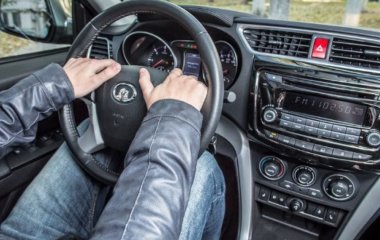 Чому за кермом слід знімати головний убір — пояснення досвідченого водія