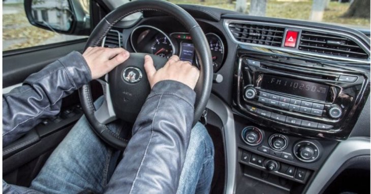 Чому за кермом слід знімати головний убір — пояснення досвідченого водія