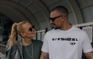 Тарас Цымбалюк восхитил нежными поцелуями с девушкой во время прогулки по Киеву