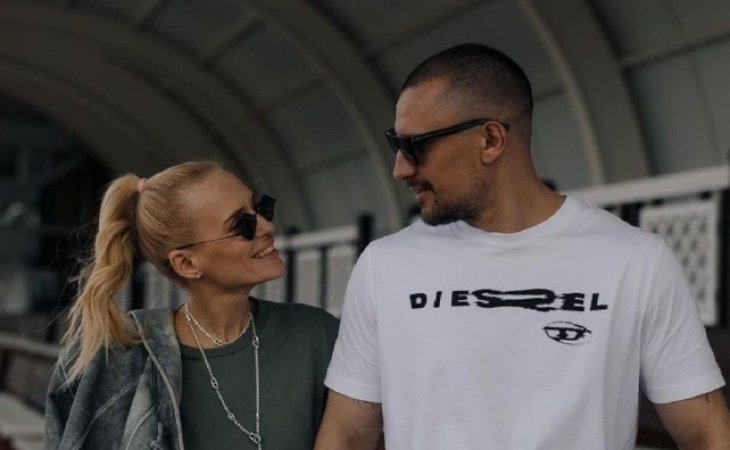 Тарас Цымбалюк восхитил нежными поцелуями с девушкой во время прогулки по Киеву