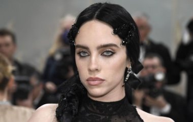Билли Айлиш преследует сумасшедший мужчина и угрожает убить ее брата