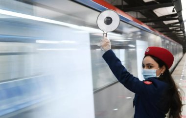 Лікар пояснила, чому не можна носити сонцезахисні окуляри у метро