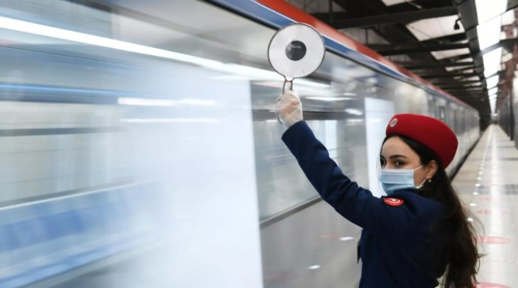 Лікар пояснила, чому не можна носити сонцезахисні окуляри у метро