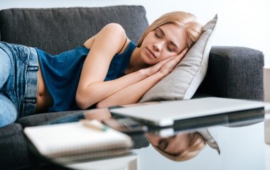 Постійно прокидаєтеся втомленими: які вечірні звички можуть заважати відпочинку