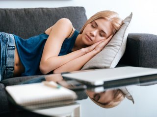 Постійно прокидаєтеся втомленими: які вечірні звички можуть заважати відпочинку