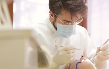 Кровоточивість ясен може сигналізувати про небезпеку для здоров’я: це не просто погана гігієна рота