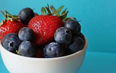 Диетологи назвали фрукты и ягоды, активно помогающие сжигать жир