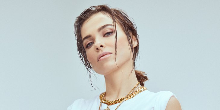 Елена Темникова позировала на Мальдивах в черном купальнике