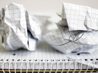Він є в кожному домі: цей дешевий матеріал може стати добривом для ґрунту, але є нюанс