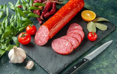 З чого роблять дешеву ковбасу: чи можна її купувати і скільки там м’яса — відповідь експертів