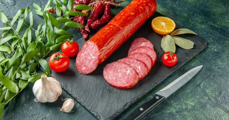З чого роблять дешеву ковбасу: чи можна її купувати і скільки там м’яса — відповідь експертів
