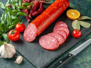 З чого роблять дешеву ковбасу: чи можна її купувати і скільки там м’яса — відповідь експертів