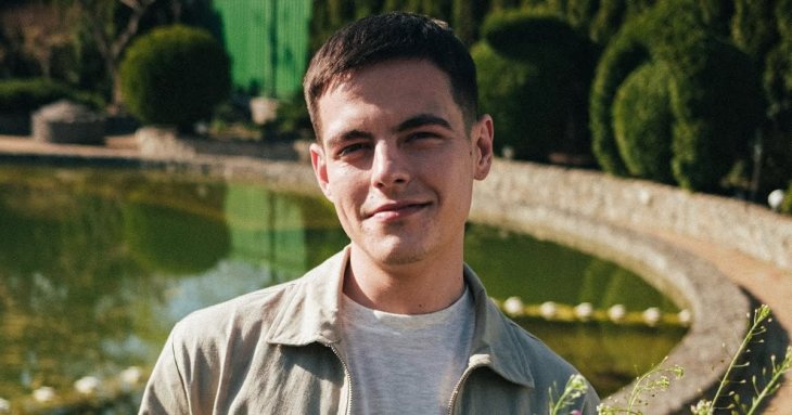 Мокрий Дмитро Волканов показав пестощі в річці з коханою-красунею та посвітив оголеним торсом