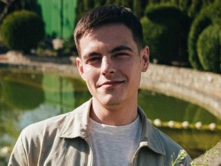 Мокрий Дмитро Волканов показав пестощі в річці з коханою-красунею та посвітив оголеним торсом