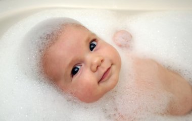 Як правильно купати маленьку дитину: 5 корисних порад