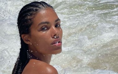 Тина Кунаки на фоне слухов о новом романе показалась с известным испанским актером на отдыхе