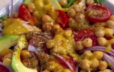 Салат із куркою та нутом: рецепт ситної страви для буднів і на свято