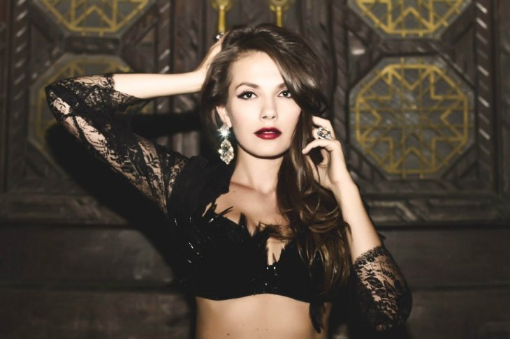 Антонина Паперная позировала в красном пеньюаре