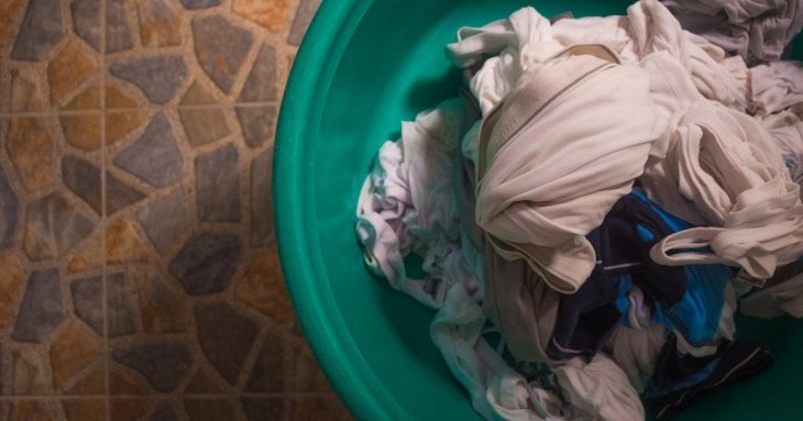 Чи справді холодна вода так само ефективно видаляє плями, як гаряча: що кажуть експерти з прання