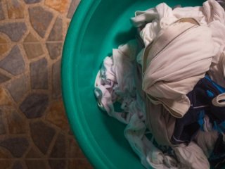 Чи справді холодна вода так само ефективно видаляє плями, як гаряча: що кажуть експерти з прання