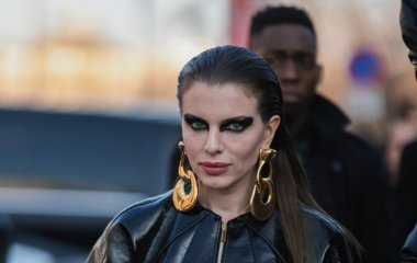 Джулия Фокс примерила смелый образ для обложки журнала (фото)