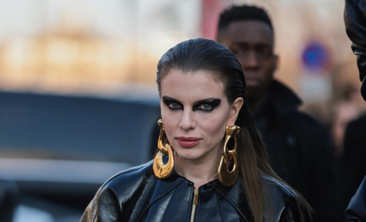 Джулия Фокс примерила смелый образ для обложки журнала (фото)