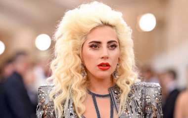 Леди Гага в эпатажном костюме отправилась пить кофе