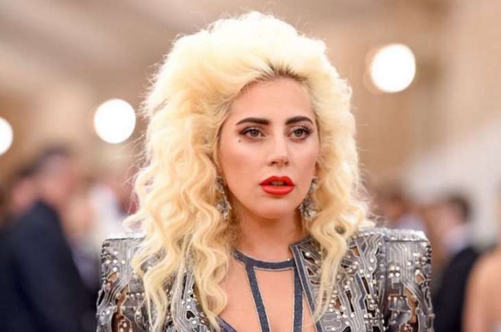 Леди Гага в эпатажном костюме отправилась пить кофе