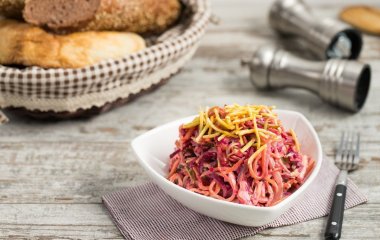 Простой рецепт салата из сырой свеклы