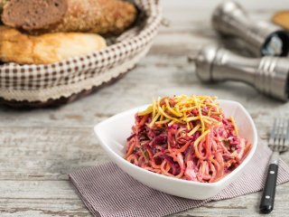 Простой рецепт салата из сырой свеклы