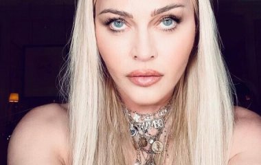 15-летний сын Мадонны продефилировал в шелковом платье, покрутив бедрами