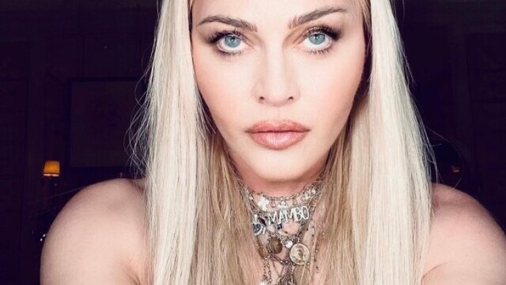 15-летний сын Мадонны продефилировал в шелковом платье, покрутив бедрами